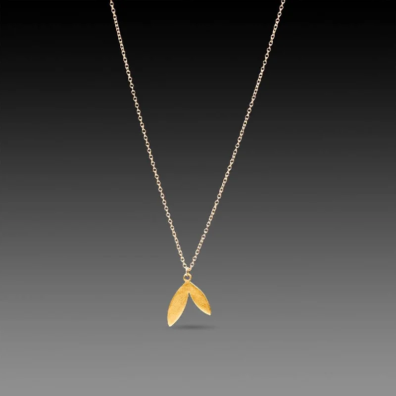 Ripple pattern necklaces-Gold Double Leaf Necklace