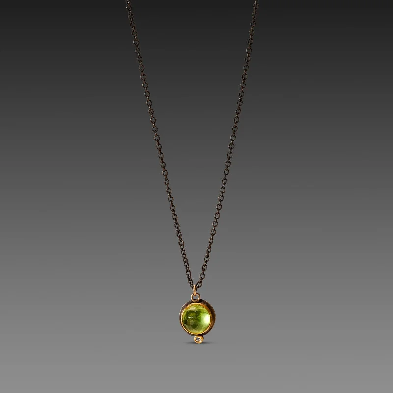 Sweeping design necklaces-Peridot Necklace with Diamond